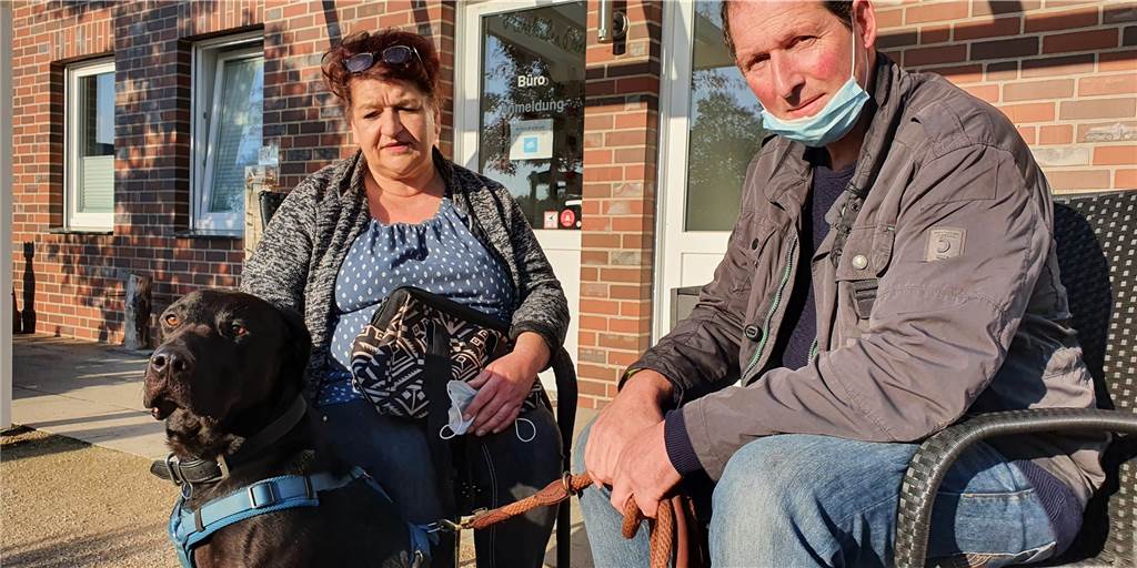 Corona-Pandemie für Julias Tierheim Herausforderung und Chance zugleich Birte und Edgar Duiz sind extra aus Rheine angereist, um dem 7-jährigen Labrador Caju ein neues Zuhause zu geben.
