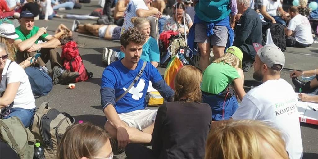 Warum Fabian (30) die Corona-Schutzmaßnahmen für falsch hält Fabian Günther (blaues T-Shirt) bei einer Demonstration gegen die Corona-Maßnahmen im Sommer in Berlin.