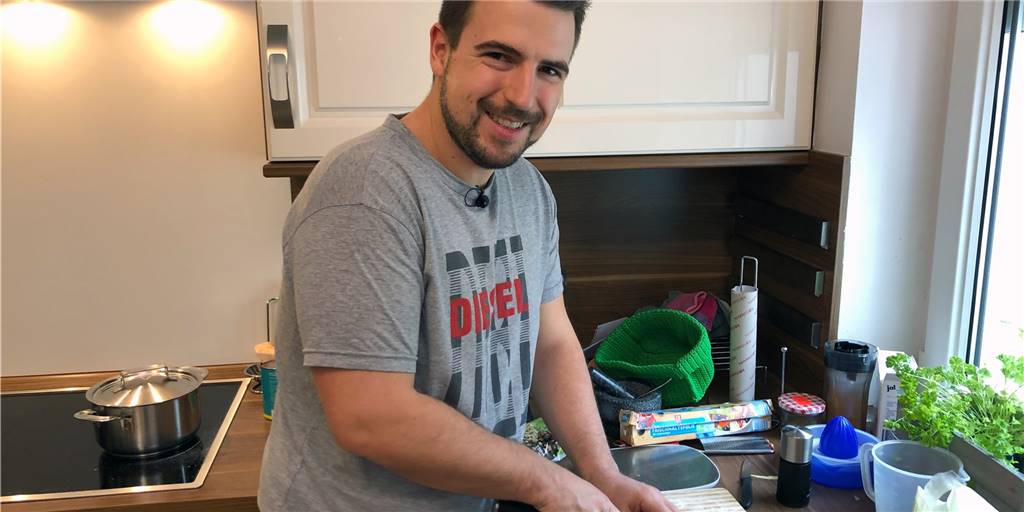 Lüner Food-Blogger Daniel Schmitz kocht beim „Perfekten Dinner“ Gastgeber Daniel Schmitz bei den Dreharbeiten in seiner Küche für den fünften Tag der Ruhrgebietswoche des „Perfekten Dinners“.