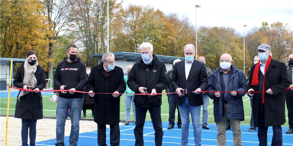 Neue Dortmunder Sportanlage misst sich mit dem Stadion Rote Erde Vertreter des BV Teutonia Lanstrop, aus Politik und Wirtschaft durchschnitten am Samstag das Band für den neuen Leichtathletikplatz an der Büttnerstraße.