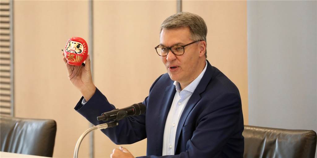 Was Dortmunds neuen OB Westphal mit Japans Ministerpräsidenten verbindet Dortmunds neuer Oberbürgermeister Thomas Westphal brachte an seinem ersten Arbeitstag ein paar Utensilien mit.