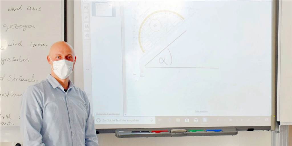 Informatiklehrer nutzt neue Technik in fast jeder Unterrichtsstunde An den digitalen Tafeln kann Paul Schwieters zum Beispiel Geometrie unterrichten. Der technikaffine Lehrer freut sich über die fortschreitende Digitalisierung.