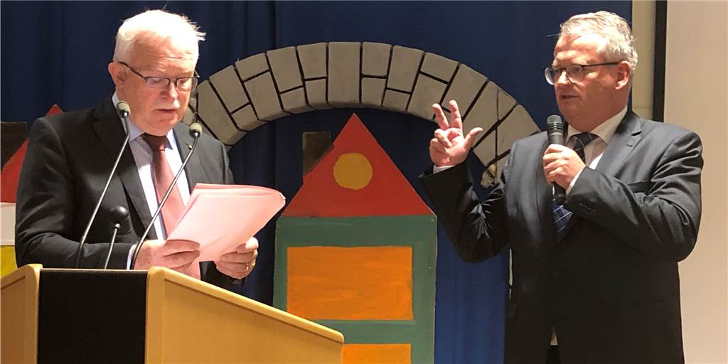 Bürgermeister vereidigt - Fraktionsvorsitzender in Quarantäne Der neue Bürgermeister der Gemeinde Raesfeld, Martin Tesing (r.), wurde am Montag von Karl-Heinz Tünte im Rat vereidigt.