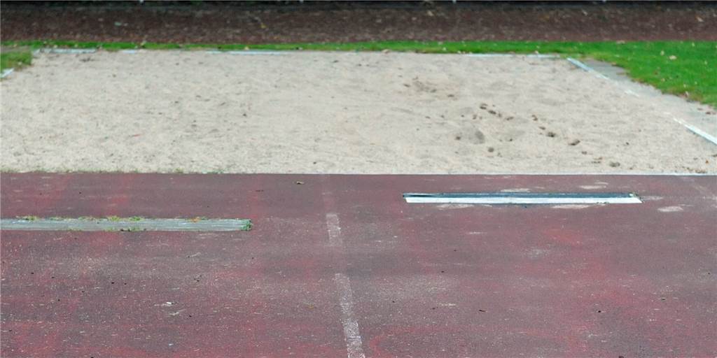 Stadt Ahaus hat ihre Anlagen geschlossen, trotzdem gibt es weiter Sport Einzelsportler dürften Leichtathletikanlagen, wie die hier im Ahauser Stadtpark, theoretisch auch während des November-Lockdowns nutzen. Die Stadt hat allerdings all ihre Anlagen gesperrt.