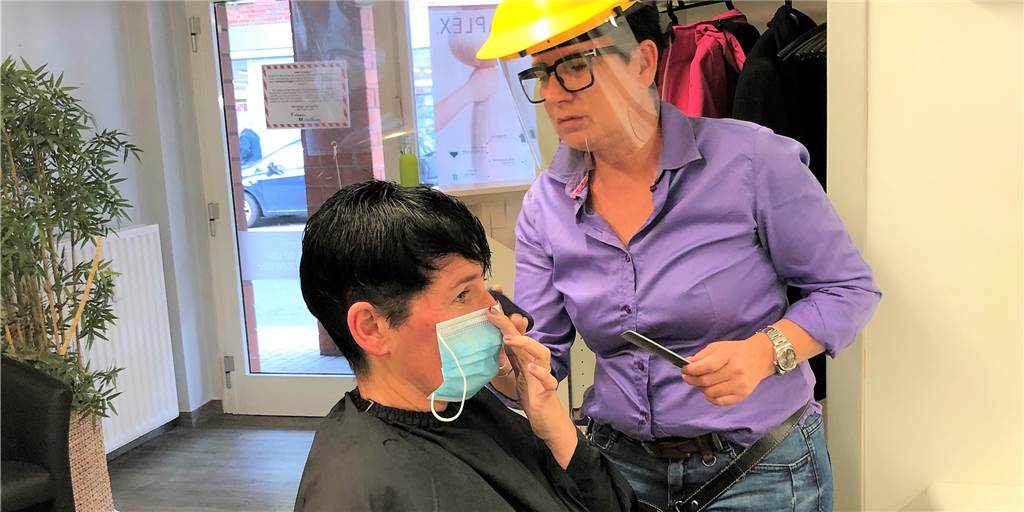 Dortmunder Friseurin zum Teil-Lockdown: „Die Angst ist immer da“ Friseurmeisterin Ariane Vasiliou ist froh, dass sie ihr Geschäft im Teil-Lockdown nicht schließen muss. Bei ihren Kunden spüre sie aber eine zunehmende Angst vor einer Ansteckung.