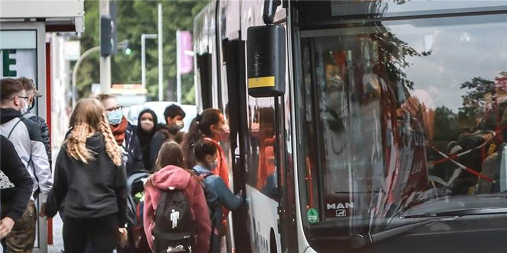 Gestaffelter Schulbeginn in Herne: Ein Corona-Konzept für Castrop-Rauxel? Die Busse sind vor allem morgens so voll, dass einige Eltern ihre Kinder lieber zur Schule bringen. Jetzt gibt es eine neue Idee für die Coronakrise: gestaffelter Schulbeginn.