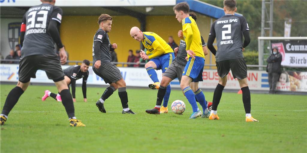 Reguläre Saison bis zum 30. Juni? „Da muss man auch realistisch bleiben!" Bis zum 30. Juni 2021 müsste die SpVgg Vreden mit Carlo Korthals (2.v.l.) und Nico Ostenkötter (2.v.r) noch drei Viertel ihrer Spiele absolvieren. Da scheint es vor dem Hintergrund der aktuell sehr unsicheren Lage mehr als unwahrscheinlich, mit vertretbarem Aufwand in der Oberliga Westfalen noch eine komplette Serie mit Hin- und Rückrunde zu spielen.