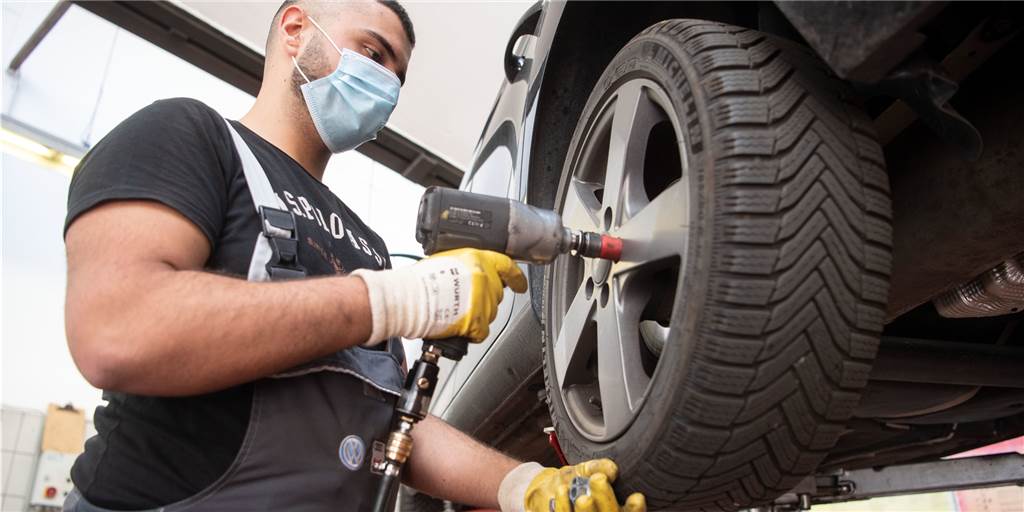 Chaos wegen Corona: Schwerter Reifen-Profis geben Autofahrern Tipps Viele Schwerter haben wegen des Corona-Lockdowns im März vergessen, ihre Winterreifen gegen Sommerreifen zu tauschen.