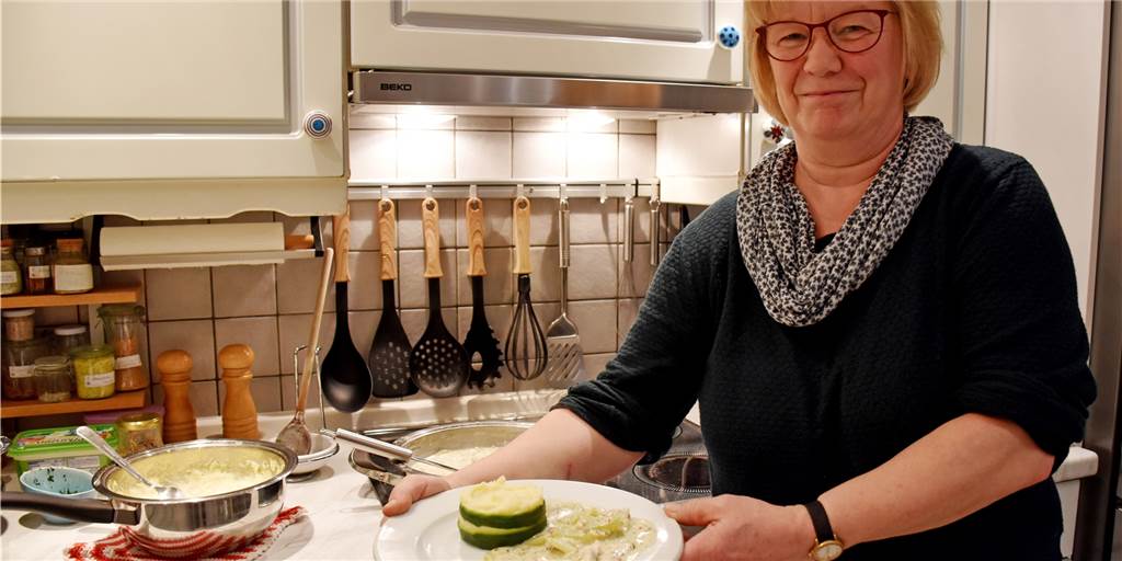 Mit Videos: Küchenschlacht-Champion Ilse Langer kocht ihr Lieblingsgericht „Lieblingsgericht": Ilse Langer aus Vreden (60) kochte bei der ZDF-Kochshow "Küchenschlacht" eines der Lieblingsgerichte ihrer Familie. Fischragout mit Kartoffelpüree. Für die Redaktion zeigte Ilse Langer, wie einfach und schnell – in einer guten halben Stunde ist alles fertig – das Gericht zuzubereiten ist.
