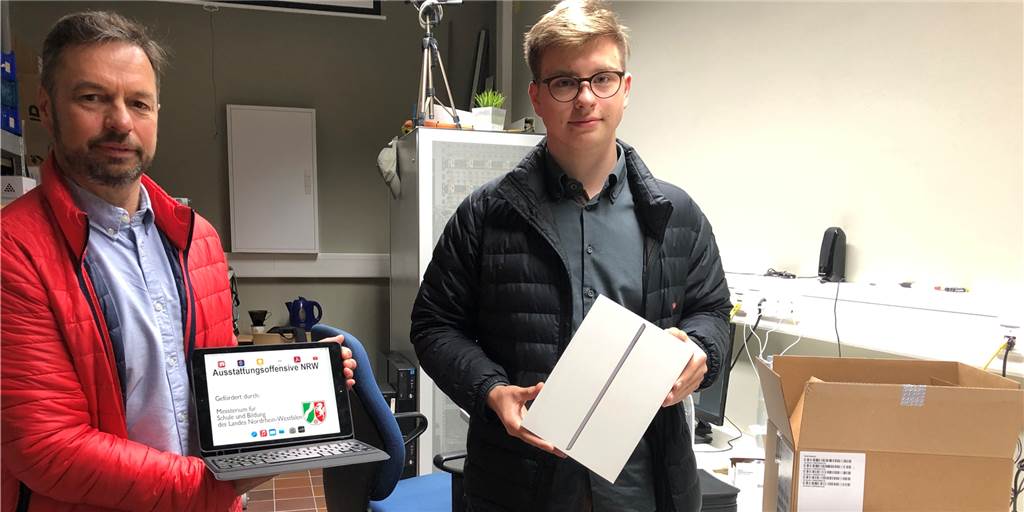 Digitalisierung: Die Stadt hat 610 Tablets für Schüler angeschafft Jürgen Bially (l.), IT-Fachmann in der Schulverwaltung Haltern, und Lars Thewes, Azubi als Fachinformatiker Systemintegration, begleiten die Digitalisierung der Halterner Schulen.