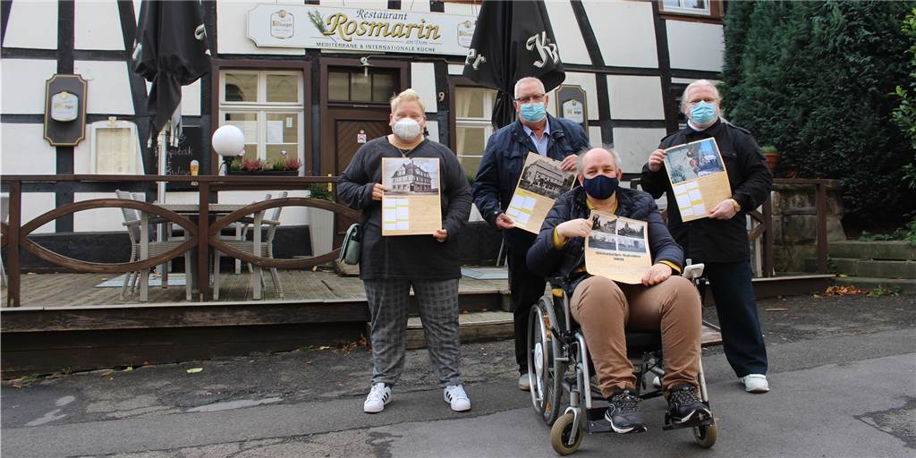Huckarde spielt eine besondere Rolle für „Stille Nacht, Heilige Nacht“ Claudia Brückel, Dieter Eichmann, Dr. Günter Spranke und Peter G. Henning (v.l.) stellten den neuen historischen Kalender für Huckarde vor dem Restaurant Rosmarin vor, der ältesten Gaststätte Huckardes.