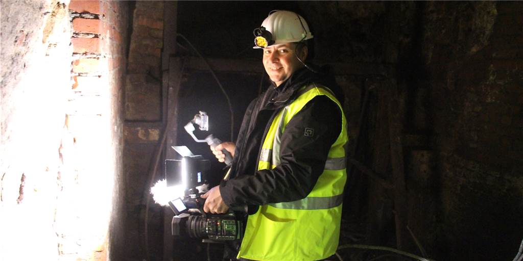 Film mit Erzählungen aus Lünen und Selm feiert Premiere kostenlos im Internet Uwe Koslowski bei Filmaufnahmen in einem der Eiskeller in Cappenberg. Der Lüner Filmemacher war schon viel mit Kamera und Kamera-Drohne in Lünen, Selm und Umgebung unterwegs.