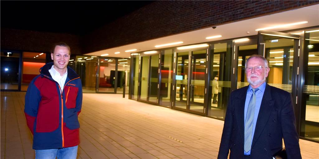 Alt und Jung im Rat: Zwischen Aufregung und ruhiger Routine 48 Jahre liegen zwischen Christopher Eing (21, Grüne) und Andreas Dönnebrink (69, SPD). Die beiden Ratsherren werden zusammen mit den 40 anderen Ratsmitgliedern und Bürgermeisterin Karola Voß in den nächsten fünf Jahren bestimmen, wo es in Ahaus lang geht.