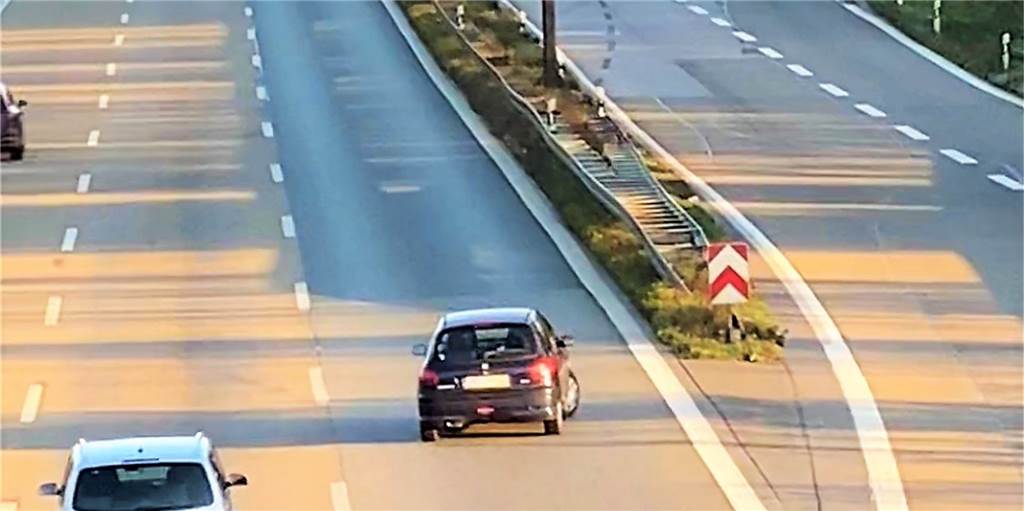 Krasses Video: Notfall-Sanitäter filmt Rückwärts-Fahrer auf der A2 Rückwärts Richtung Ausfahrt: Diese gefährliche Szene ereignete sich am Mittwochnachmittag (4.11.) gegen 15 Uhr auf der A2 Richtung Hannover. Viele Autos mussten ausweichen.