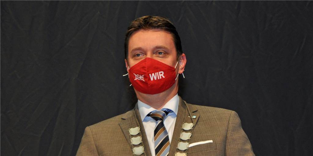 Warme Worte und viele Blumen bei der ersten Sitzung des neuen Rates Bürgermeister Rajko Kravanja mit dem Symbol seines Amtes, der Amtskette, und dem Symbol der Corona-Zeit, der Gesichtsmaske.