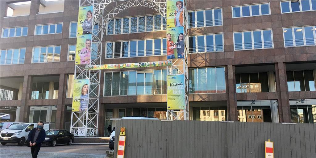Umzug für Rathaus-Sanierung läuft - Kosten sind erneut gestiegen Ein Bauzaun umgibt das Rathaus am Friedensplatz, das zwei Jahre lang saniert wird.