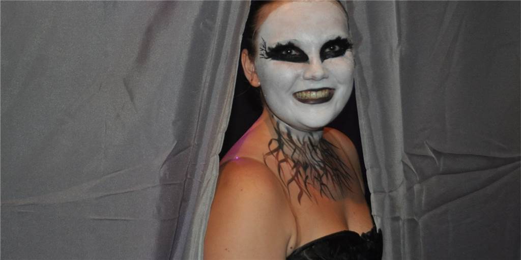 Große Enttäuschung: Premiere des Freien Theaters Lünen gestrichen Marie Hirschberg als Schwarzer Schwan in dem früheren Theaterstück „Hall of Fame“