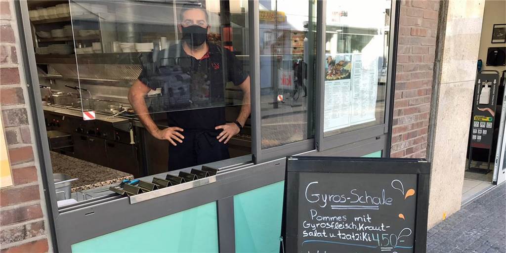 Gastro-Lockdown: Diese Dorstener Betriebe bieten Abhol- und Lieferservice Dimitris Voultsidis und der Dili-Grill in der Innenstadt bieten ihre Gerichte zum Abholen an und liefern sie auch aus.