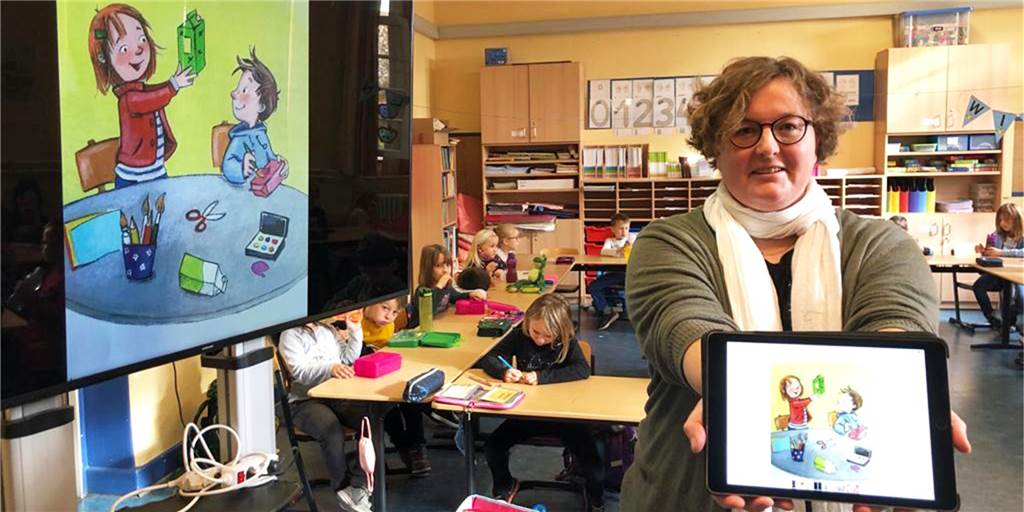 Digitalisierung an Castrop-Rauxeler Grundschulen: „Digital in der Steinzeit“ Claudia Stein nutzt digitale Medien wie hier im Unterricht in der ersten "Froschklasse". Vom iPad werden Inhalte auf den riesigen Fernsehbildschirm projiziert.