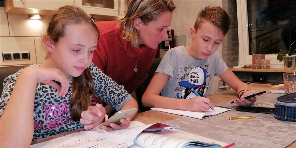 Sandra Rost und ihre Kinder Rene und Michelle haben das Handy schon im Homeschooling eingesetzt. Einen Computer hat die Familie nicht. 