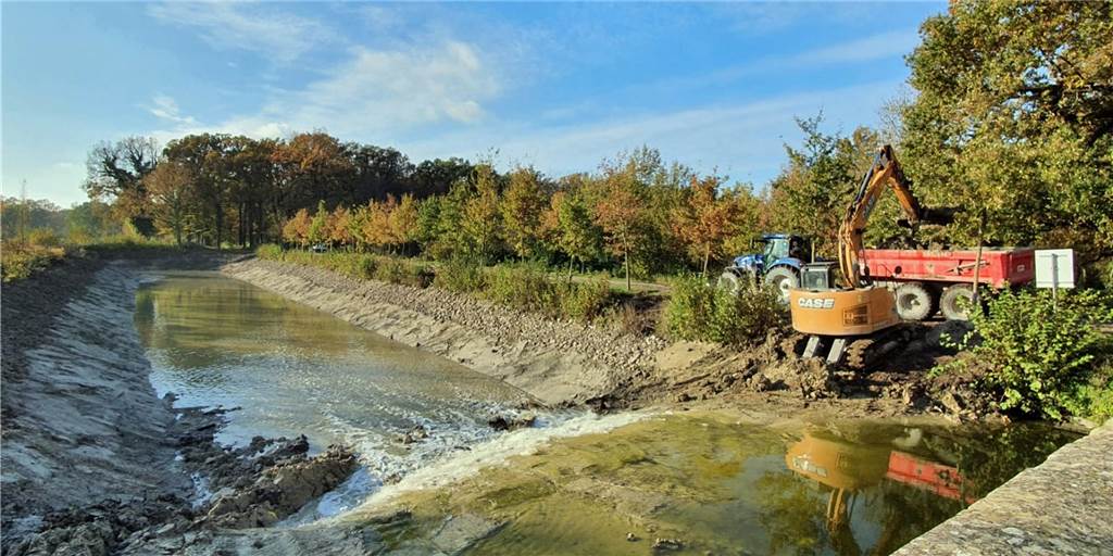 Mit Video: Herbern hat für kurze Zeit einen eigenen kleinen Wasserfall Wie bei einem Wasserfall läuft das gestaute Wasser zurück in die Außengräfte.