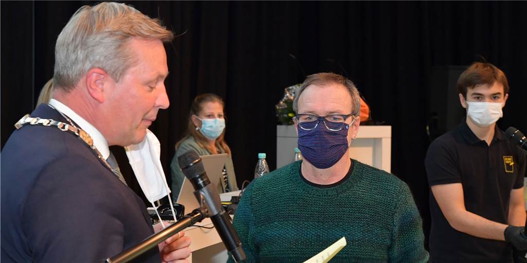 Opposition im Rat erfolgreich: Erster grüner Vize-Bürgermeister in Lünen Bürgermeister Jürgen Kleine-Frauns (l.) verpflichtete den grünen Ratsherrn Reiner Hohl nach seiner Wahl zum zweiten stellvertretenden Bürgermeister von Lünen.