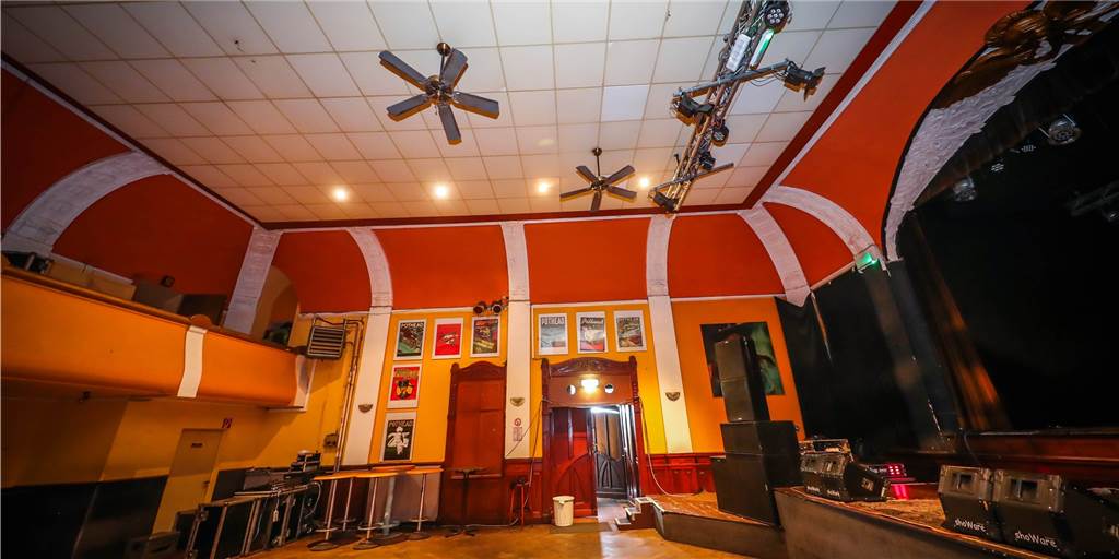 Gebäude wird verkauft: Fans sorgen sich um das Musiktheater Piano Der große Saal für 400 Gäste ist das Herzstück des Musiktheaters Piano. Dazu gehört aber auch eine Gastronomie, zwei Wohnungen und eine WG.