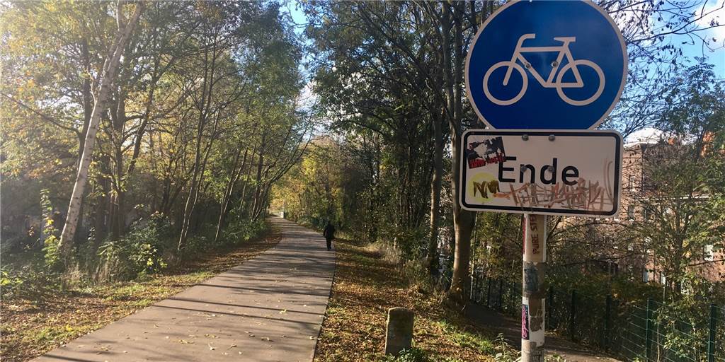 Der alte Bahndamm geht weiter, doch der ausgebaute Rad- und Fußweg endet an der Klönnestraße.