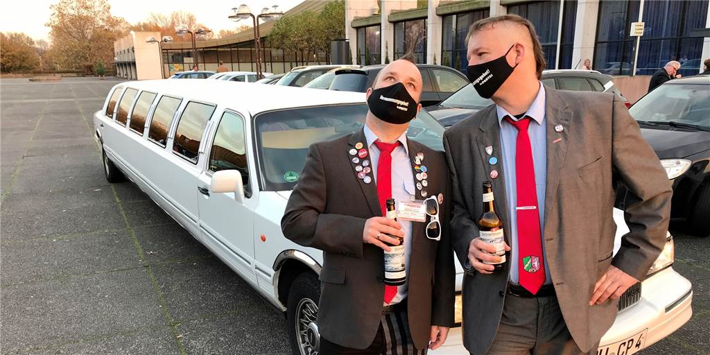 Partei-Fraktion gönnte sich vor der Ratssitzung einen großen Auftritt Andreas Kemna und Marcus Liedschulte sitzen jetzt für Die Partei im Rat. Zur ersten Sitzung kamen sie mit einer Stretch-Limousine und einem (alkoholfreien) Bier.
