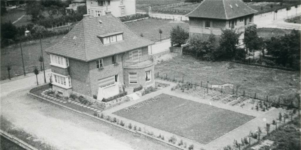 Erkerfenster: Schulleiter hatte aus Direktorenvilla die Schüler im Blick Die Direktorenvilla am Freiherr-vom-Stein-Gymnasium um 1931: Das seitliche Erkerfenster gehört um Büro des Schulleiters. Von dort hatte er freie Sicht auf seine Schüler. In der Nachbarschaft gab es damals noch freie Flächen.