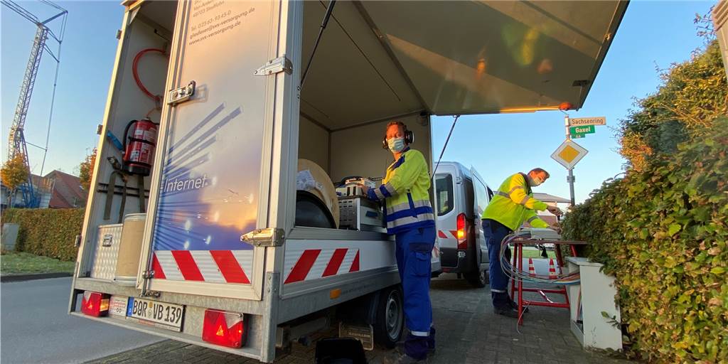 SVS-Versorgungsbetriebe binden Firmen an das schnelle Glasfasernetz an Mitarbeiter der SVS-Versorgungsbetriebe haben in dieser Woche an der Winterswijker Straße in Vreden einen Verteilerkasten für Glasfaserleitungen installiert.