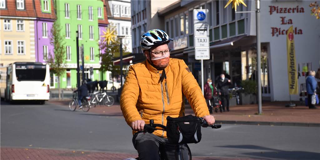 Maskenpflicht für Radfahrer? Stadt Lünen lässt das gerade prüfen Auch Fahrradfahrer tragen in der Lüner City eine Maske.