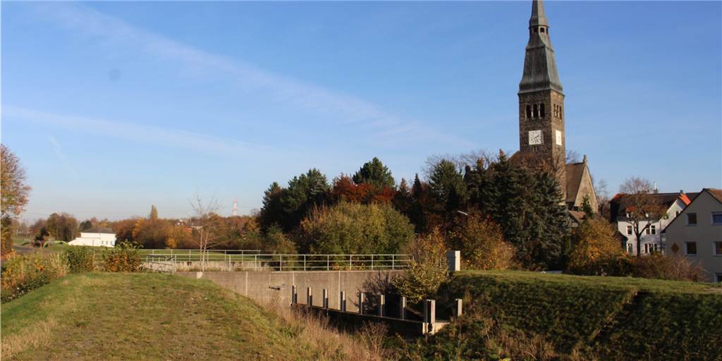 Eine Brücke für Marten: Bärenbruch wird für zwei Jahre gesperrt Der Roßbach fließt zwischen Immanuel-Kirche und Feuerwache unter dem Bärenbruch durch einen Düker. Der wird abgerissen und durch eine Brücke ersetzt.