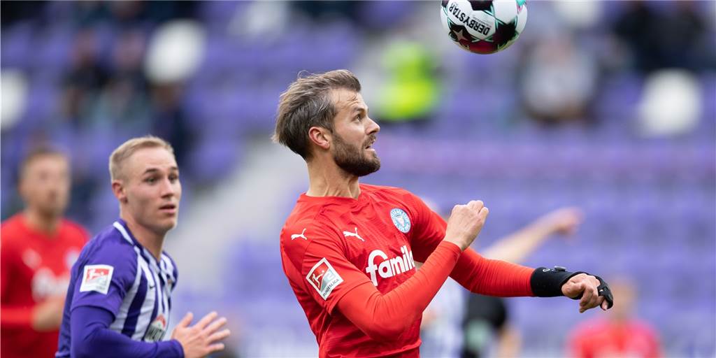 Nach Corona und Handbruch: Stefan Thesker freut sich auf den HSV Die Manschette an der Hand zeugt noch von seinem Mittelhandbruch. Grundsätzlich ist Stefan Thesker (r.) aber wieder fit.