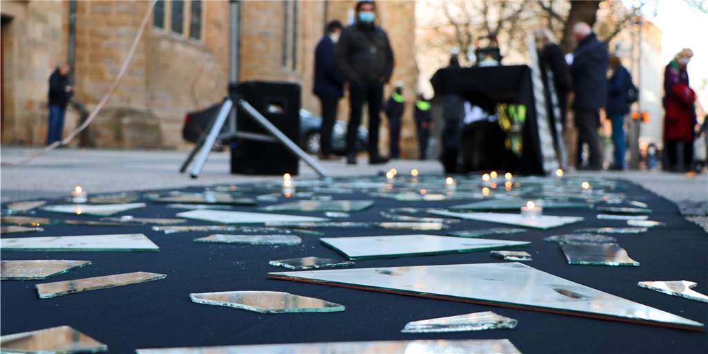 Scherben vor der Reinoldikirche erinnern an grausame Verbrechen Unter anderem eine „Scherbenspur“ vor der Reinoldikirche sollte am Samstag (7.11.) an die Pogromnacht 1938 zu erinnern.