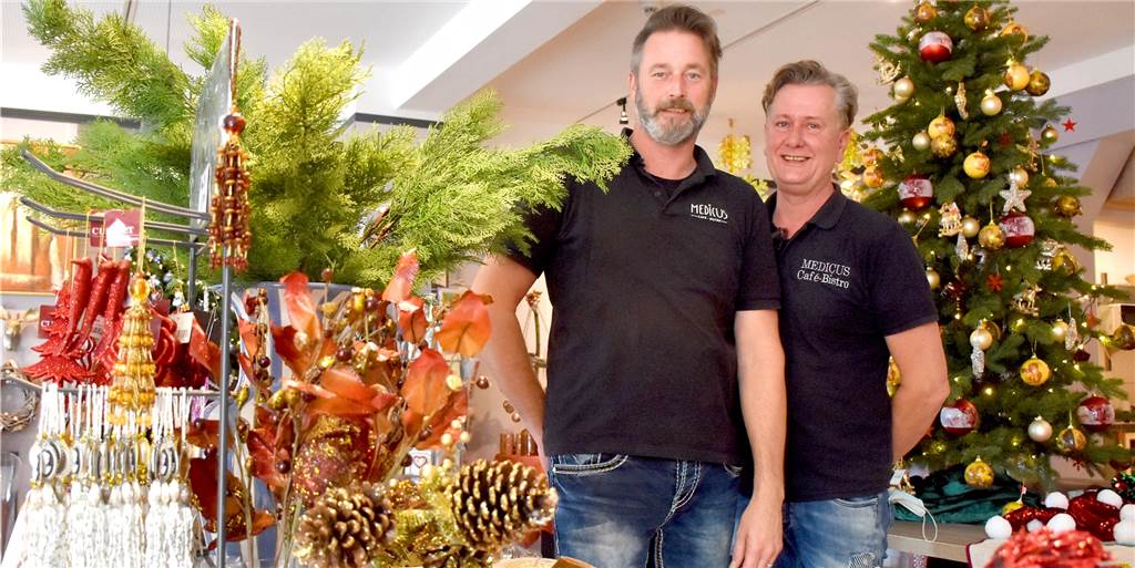Wie das Café Medicus den Lockdown mit einer spontanen Idee überbrücken will Olaf Pfeiffer (l.) und Alfred Beverdam mussten sich etwas für ihr Café Medicus etwas einfallen lassen. Wegen des Lockdowns dürfen auch sie ihren Gastronomie-Betrieb nicht öffnen. Stattdessen verkaufen sie dort jetzt Weihnachtsdeko und kleine Geschenkideen.