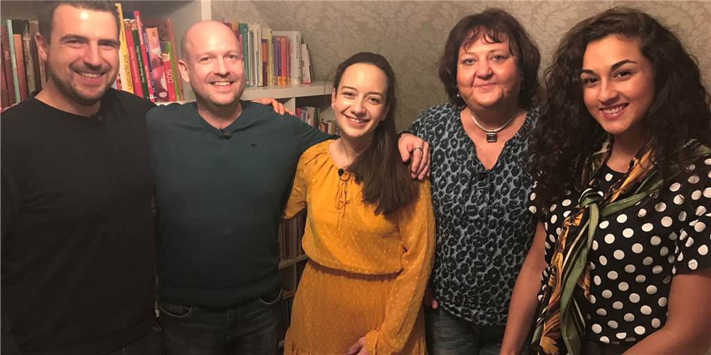 Gastgeberin Lisa Michelt (M.) am ersten Dinner-Tag mit ihren Mitkandidaten (v.l.)  Daniel, Thomas, Dagmar und Noelia.