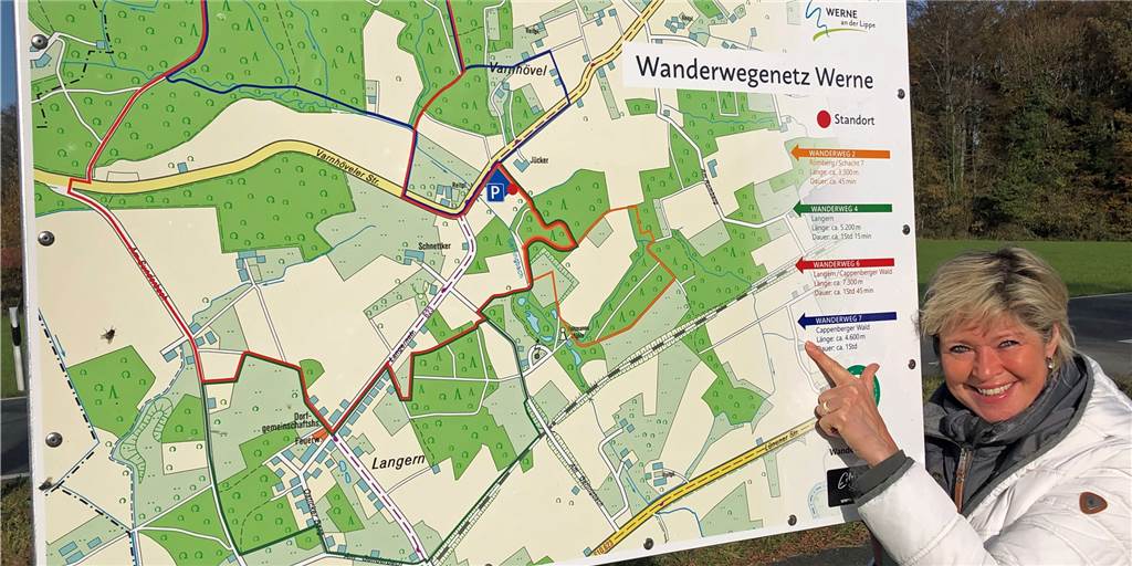 Wanderweg W7 wäre perfekt für Anfänger, aber es gibt ein großes Problem Wanderfreundin Debra Weiser (60) zeigt am Ausgangspunkt, dem Wanderparkplatz an der Varnhöveler Straße, auf die Route des W7.