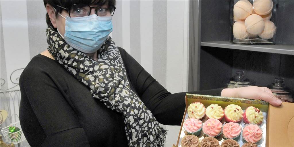 Achtung, nicht reinbeißen in diese Muffins: Birgit Leskow hat begonnen, die Regale ihres neuen Geschäfts an der Mährstraße einzuräumen.