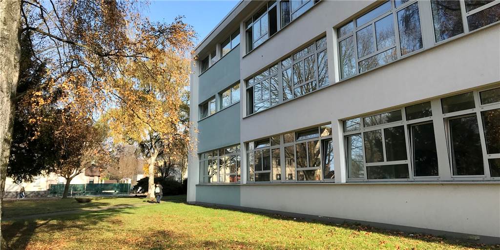 Weitere Schule von Corona-Fällen betroffen – 63 Schüler in Quarantäne Einige Fenster sind an der Fridtjof-Nansen-Schule am Dienstagmittag zum Lüften geöffnet worden.