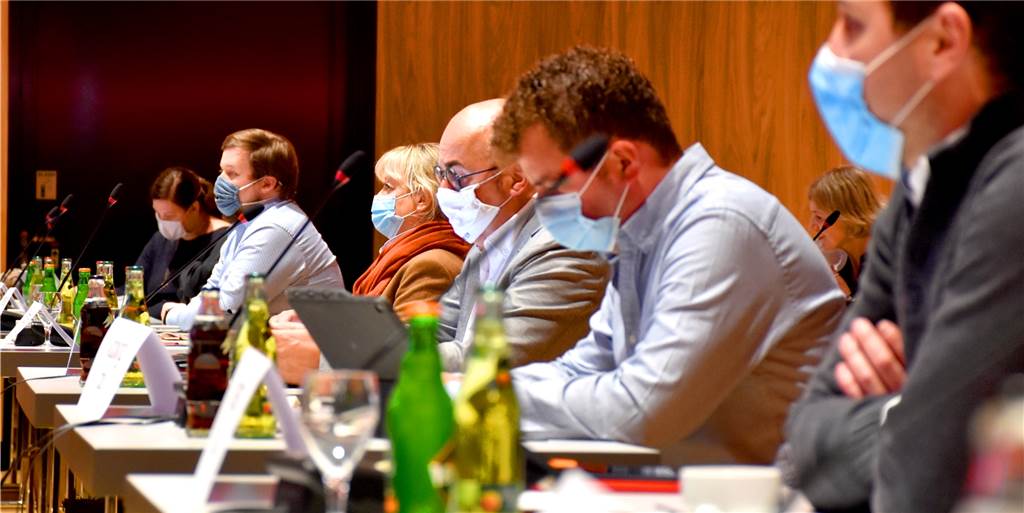 Stundenlohn von 313 Euro? Rat stimmt für Aufwandsentschädigung Wieviel Aufwand bedeutet Politik in Ahaus? In der ersten Ratssitzung gingen die Meinungen dazu weit auseinander. Am Ende setzte sich ein Bündnis aus CDU, SPD, Grünen, FDP und WGW klar durch: Die Vorsitzenden der 14 Ausschüsse in der Stadt bekommen zukünftig eine zusätzliche monatliche Aufwandsentschädigung: 3756 Euro pro Jahr.