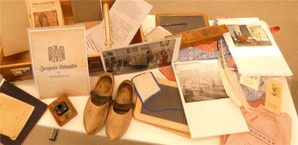 Viel Freude mit der Vergangenheit Der Museumskoffer „Schule“ ist prall gefüllt mit alten Klassenfotos Schiefertafeln, die auch beschriftet werden können, alten Zeugnisse und vielen weiteren Erinnerungsstücke aus längst vergangenen Zeiten.