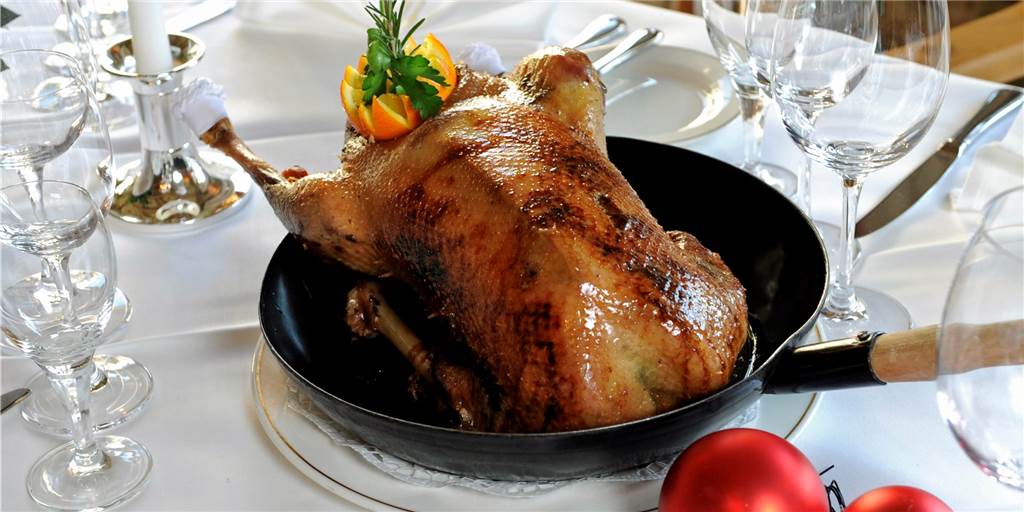 Gans beliebt: Für den Weihnachtsbraten setzen viele Werner wieder aufs Gänse-Taxi Das Essen eines Gänsebratens gehört bei vielen Wernern zur Vorweihnachtszeit dazu. Deshalb sind Bestellungen mit dem Gänse-Taxi wieder sehr beliebt - und das wegen oder sogar trotz der Corona-Krise.
