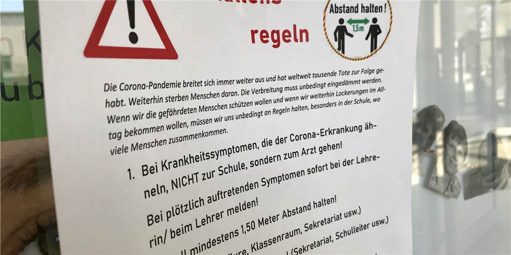 Corona-News überschlugen sich: Schulen, Kitas und mögliche Trendwende Überall an der Fridtjof-Nansen-Schule wird auf die derzeitigen Verhaltens-Regeln hingewiesen.