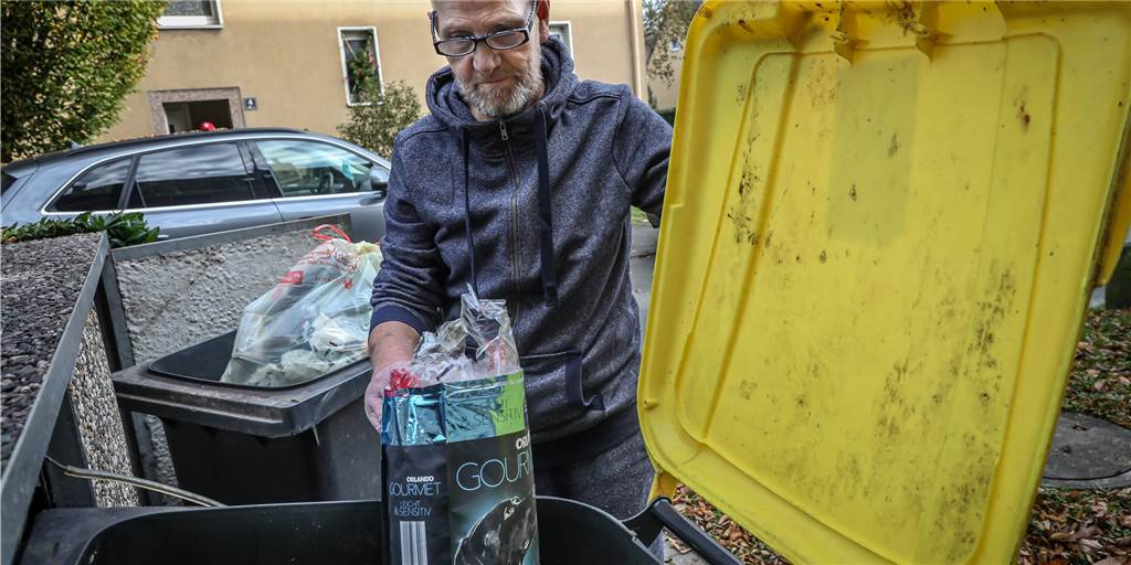 EDG lässt gelbe Tonnen in Dortmund immer häufiger ungeleert stehen Plastikmüll gehört in die gelbe Tonne. Aber nicht alle Bürger nehmen es so genau wie dieser.