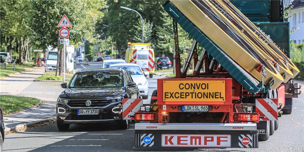 LKW-Ärger im Kreuzviertel könnte noch Jahre andauern Schwer beladene LKWs fahren seit über drei Jahren durch die Dortmunder Kreuzstraße, vorbei an Schulen und Wohnhäusern.