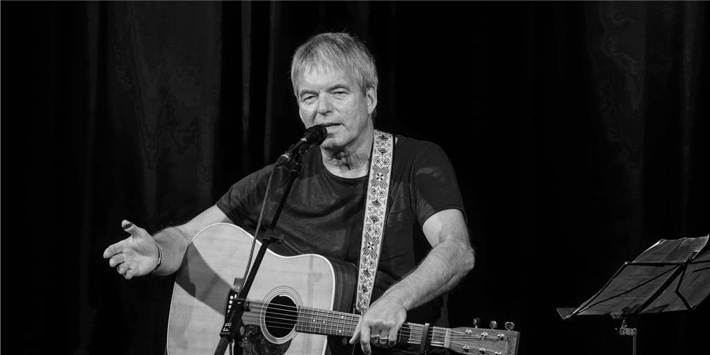 Fred Ape (†67): Ein Leben voller Leidenschaft für die Musik endet zu früh Fred Ape in einer typischen Bühnensituation mit Akustikgitarre. Seine Songs leitete er häufig Geschichten und Gedanken zum Lauf der Welt ein.