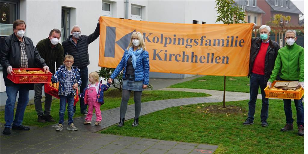 Kolpingsfamilie Kirchhellen verteilt 600 Stutenkerle an Kita-Kinder Rund 600 Stutenkerle hat die Kolpingsfamilie Kirchhellen am Mittwoch an die Kindergartenkinder in Kirchhellen, Feldhausen und Grafenwald verteilt. Gestartet sind sie am Montessori Kinderhaus.