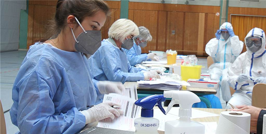Corona-Fälle an Schulen in Schwerte – aber warum wird nicht überall getestet? Coronatest in der Turnhalle der Gesamtschule am Gänsewinkel.