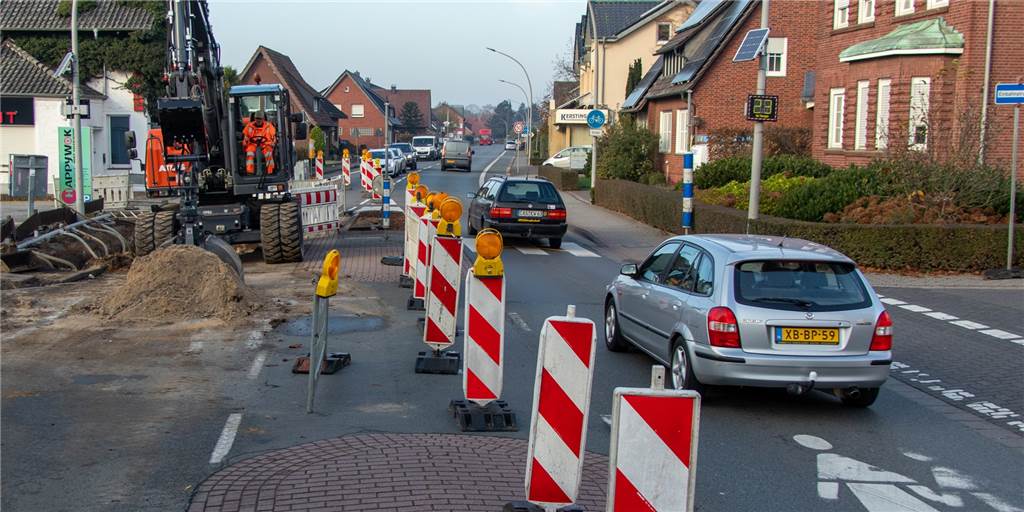 Sperrung: An der Winterswyker Straße werden die Kanäle ausgetauscht Nur halbseitig geht es noch für etwa drei Wochen auf der Winterswyker Straße an der Baustelle vorbei, eine Ampel regelt den Verkehr. Dort, in Höhe des Zebrastreifens, werden Kanäle ausgetauscht und repariert.